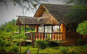 アンボセリにあるTeen Ranch Kenyaの茅葺き屋根の小さな家