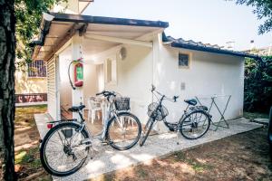 two bikes parked outside of a house at Appartamenti & Bungalows Luca Angiolin in Cavallino-Treporti