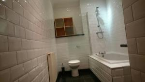 La salle de bains est pourvue de toilettes, d'une baignoire et d'un lavabo. dans l'établissement QuickSpaces Alexandra Apartments, à Manchester