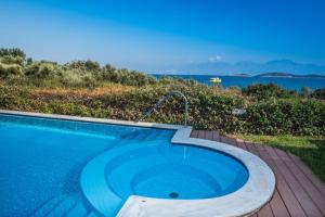 einen Pool mit einem Wasserhahn und Wasser in der Unterkunft Mirabella Apartments in Agios Nikolaos