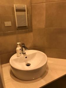 a white sink in a bathroom with a mirror at b&b pellipario in Urbino
