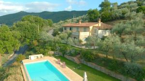 una vista aérea de una casa y una piscina en Fonte Pace Luxury Villa - a Fontanaro Property, en Paciano