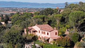z góry widok na dom z drzewami w obiekcie Tartagli Luxury Villa with Pool - a Fontanaro Property w mieście Paciano