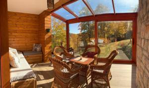 扎布利亚克Green Forest的一间有桌子、椅子和窗户的房间