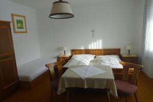 מיטה או מיטות בחדר ב-Berghaus Schäfer