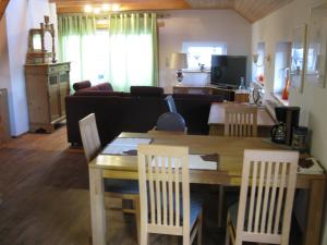 a kitchen and living room with a table and chairs at Ferienwohnung Rolf EG mit Terrasse und Garten in Aurich