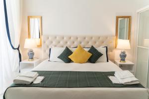 een slaapkamer met een groot bed met een geel kussen bij B&B La Residenza di Michelangelo in Florence