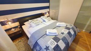 een slaapkamer met een bed met twee handdoeken erop bij Apartament Promenada in Świnoujście