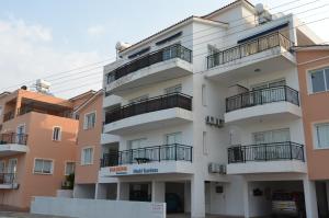 un edificio de apartamentos con balcones laterales en Ithaki Gardens Apartment 107, en Pafos