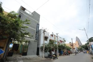 um edifício numa rua da cidade com motos estacionadas na rua em Moonlight Residency em Tiruchchirappalli