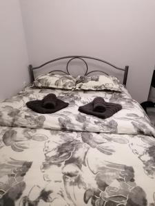 a bed with two hats on top of it at Central City Kristalli studio in Thessaloniki +14 photos