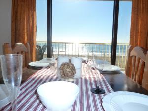 una mesa con vistas al océano en un balcón en Villa Service - Apartamentos Aransol, en El Vendrell