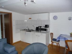 een kleine keuken met een tafel en een magnetron bij Ferienwohnung Ambiente in Winterberg