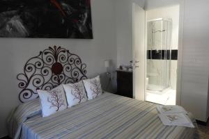 a bedroom with a bed with a large headboard at DORA AUREA in Levanto