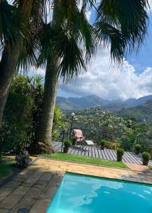 uma piscina com vista para as montanhas em The Lodge em Teresópolis