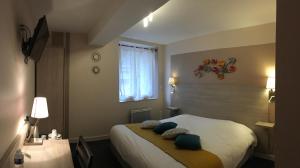 Postel nebo postele na pokoji v ubytování LOGIS Hotel Restaurant Auberge Du Cheval Blanc