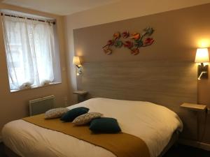 Postel nebo postele na pokoji v ubytování LOGIS Hotel Restaurant Auberge Du Cheval Blanc