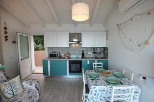 une cuisine avec une table et une salle à manger dans l'établissement Barbara's house - Sardinia, à Castelsardo
