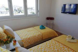 Posteľ alebo postele v izbe v ubytovaní Apartment Altitudo Split sea and city view terrace comfortable and new