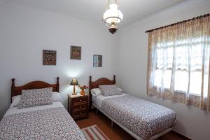 A bed or beds in a room at Apartamentos Corral de Payo