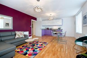 un soggiorno con divano e tavolo di Mulberry Flat 6 - Two bedroom 3rd floor by City Living London a Londra