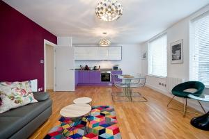 un soggiorno con divano e tavolo di Mulberry Flat 6 - Two bedroom 3rd floor by City Living London a Londra