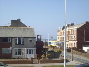 eine Gruppe von Häusern und Gebäuden auf einer Straße in der Unterkunft Royal Hotel in Blackpool