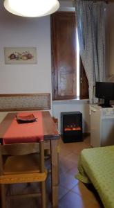 een keuken met een tafel en een fornuis in een kamer bij Petit Chalet in Cava deʼ Tirreni