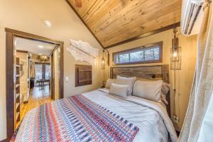 Tempat tidur dalam kamar di Smoky Mountain Tiny Home