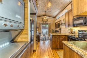 Kuchyň nebo kuchyňský kout v ubytování Smoky Mountain Tiny Home + 15 fotografií