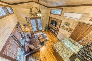 una vista aérea de una sala de estar en una casa pequeña en Smoky Mountain Tiny Home en Pigeon Forge