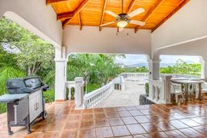 Ein Haus mit einer Veranda und einem Deckenventilator in der Unterkunft Casa Margarita in Playa Flamingo