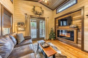 Ruang duduk di Smoky Mountain Tiny Home