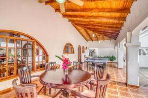 comedor con mesa de madera y sillas en Casa Margarita, en Playa Flamingo