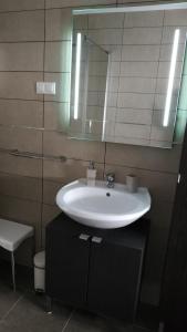 Bilik mandi di Apartman Katnić by The Beach +21 gambar