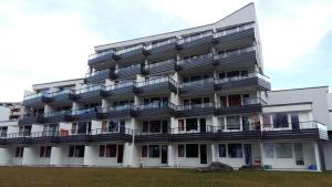 een appartementencomplex met balkons aan de zijkant bij Herzerl Apartment in Sankt Englmar