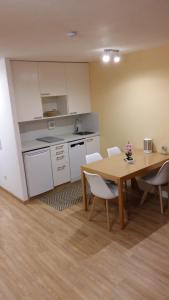 een keuken en eetkamer met een tafel en stoelen bij Herzerl Apartment in Sankt Englmar