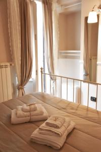 - un lit avec 2 serviettes assises au-dessus dans l'établissement Dimora San Domenico, à Palerme