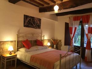 A bed or beds in a room at LA FENICE E IL LUPO