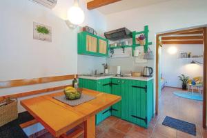 Cuisine ou kitchenette dans l'établissement Holiday Home Arcadia with pool, hot tub and sauna
