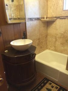 W łazience znajduje się umywalka i wanna. w obiekcie The North Face Lodge w mieście Lake City