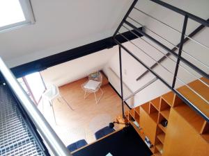 een kamer met stoelen en een trap. bij Boardinghouse-Modernes Dachstudio in guter Lage in Erfurt