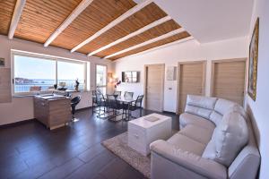 ein Wohnzimmer mit einem Sofa und einem Tisch in der Unterkunft Panoramic Taormina Bay View in Taormina