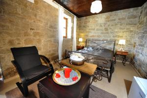 a room with a bed and a chair and a table at Esperando in Maroni