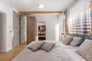 Postel nebo postele na pokoji v ubytování VILLA LAURA + 36 fotografií