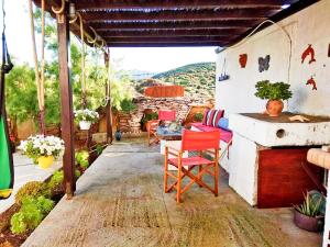 Habitación con patio con mesa y sillas. en Villa Ateni, en Gavrion