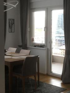 een eettafel met 2 stoelen en een raam bij S&A Apartment Sarajevo in Sarajevo