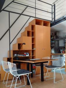 een eetkamer met een tafel en stoelen bij Boardinghouse-Modernes Dachstudio in guter Lage in Erfurt