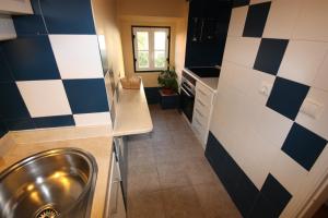uma cozinha com um lavatório e uma tigela em Myplace - Lisbon Principe Real Studio em Lisboa