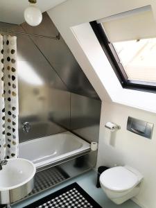 een badkamer met een toilet en een bad bij Boardinghouse-Modernes Dachstudio in guter Lage in Erfurt